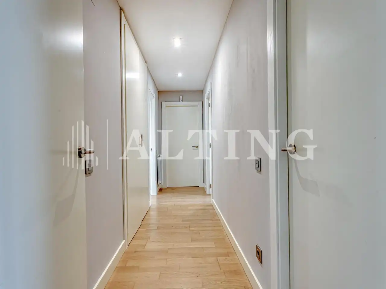 Wohnung zum Verkauf in Barcelona mit Parkett, Terrasse und Abstellraum