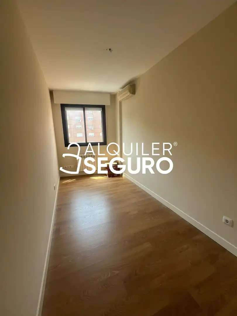 Bedroom of Flat for rent in Madrid  with Air Conditioner and Heating