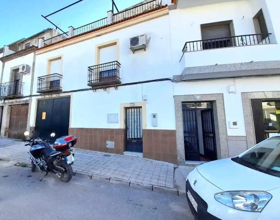 Vista exterior de Casa adosada en venta en Aguilar de la Frontera con Terraza