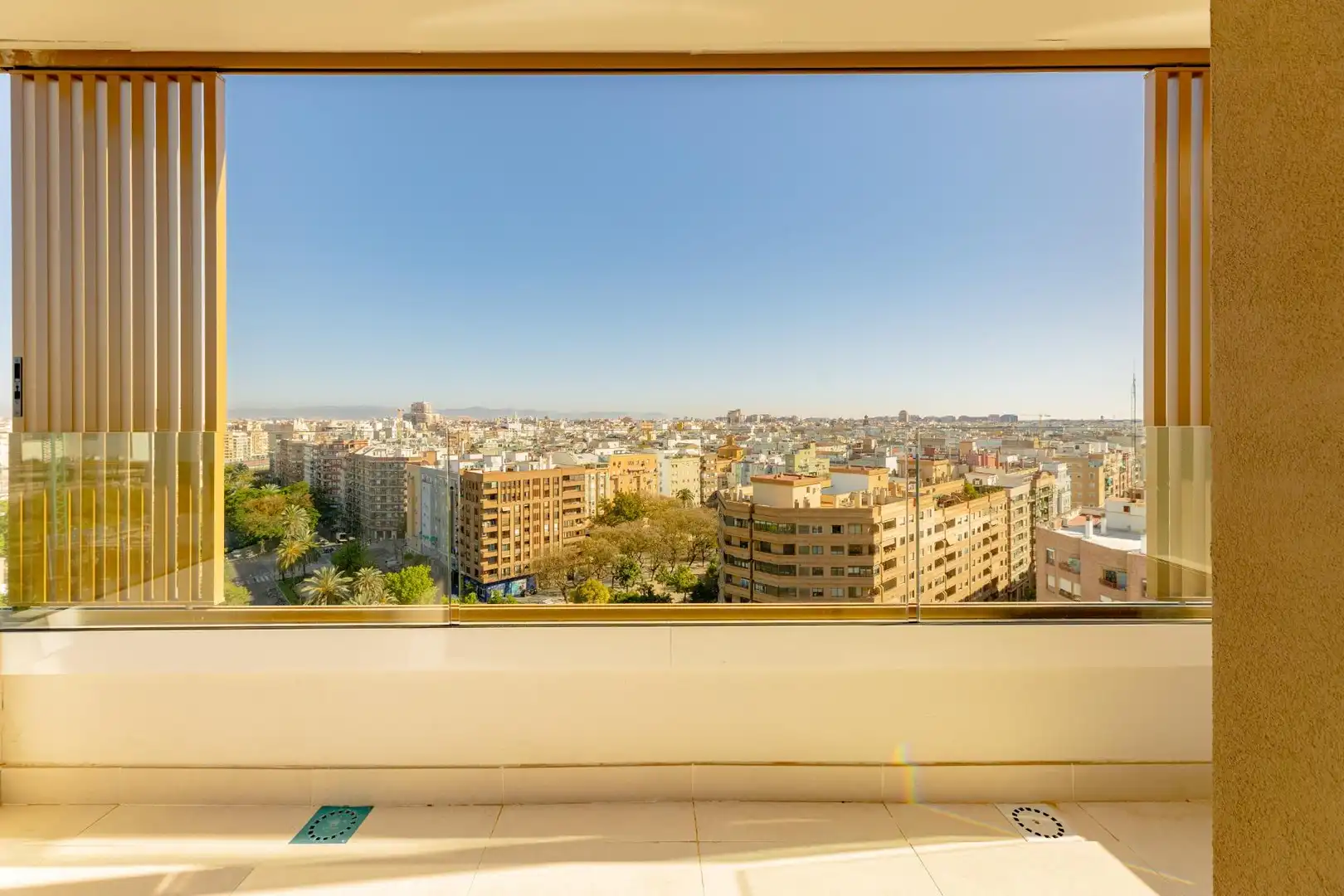 Außenansicht von Wohnung zur Miete in Valencia mit Klimaanlage, Heizung und Privatgarten