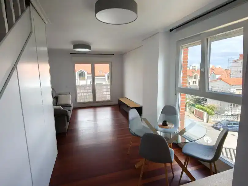Sala de estar de Dúplex de alquiler en Santander con Aire acondicionado, Parquet y Amueblado