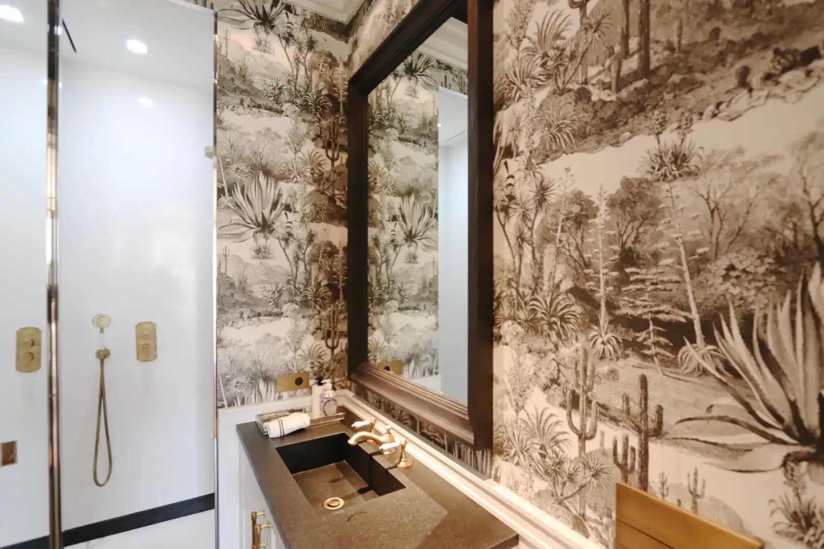 Bathroom of Flat for sale in Madrid  with Air Conditioner, Heating and Storage room
