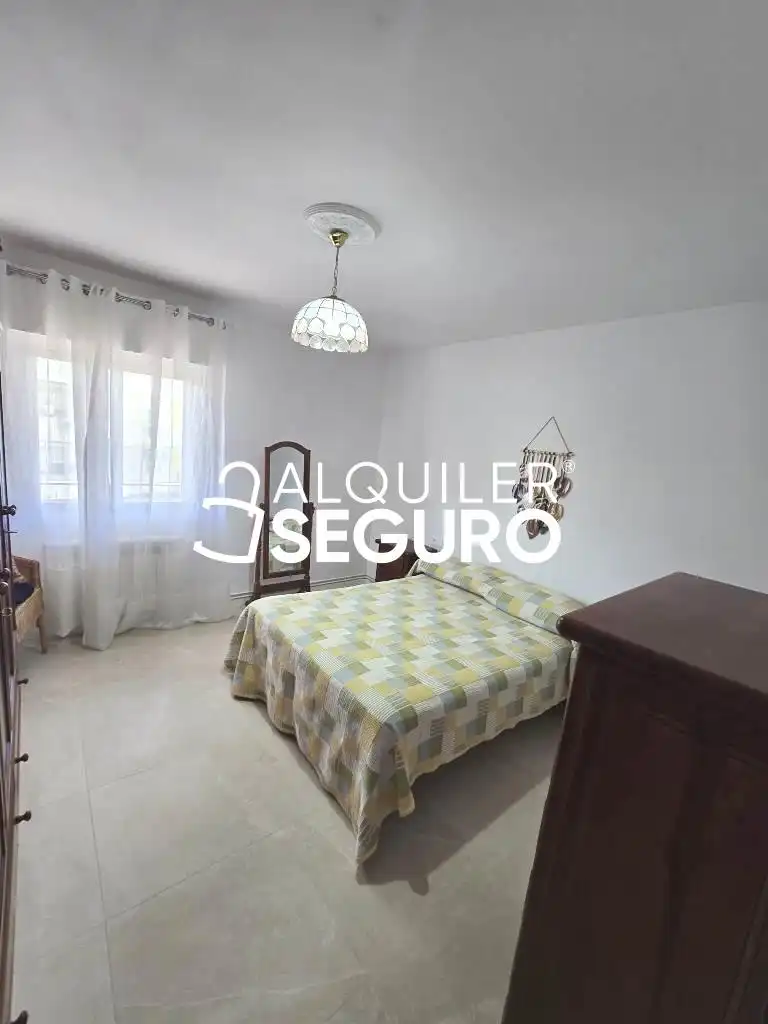 Dormitori de Pis de lloguer en Alcalá de Henares amb Calefacció, Terrassa i Moblat