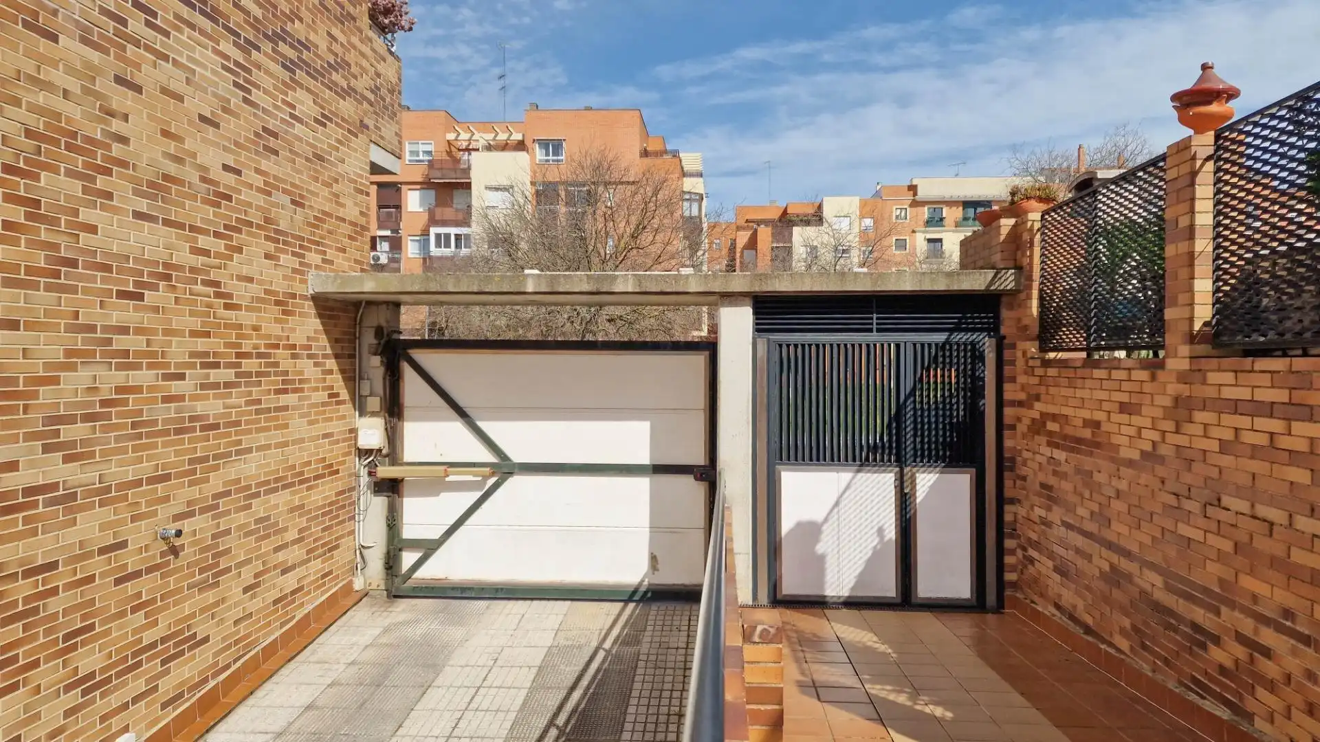 Vista exterior de Casa adosada en venda en Badajoz amb Aire condicionat, Jardí privat i Terrassa