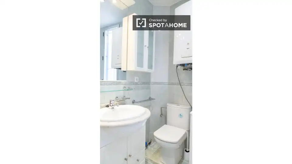 Bathroom of Flat for rent in Madrid  with Air Conditioner, Heating and Furnished