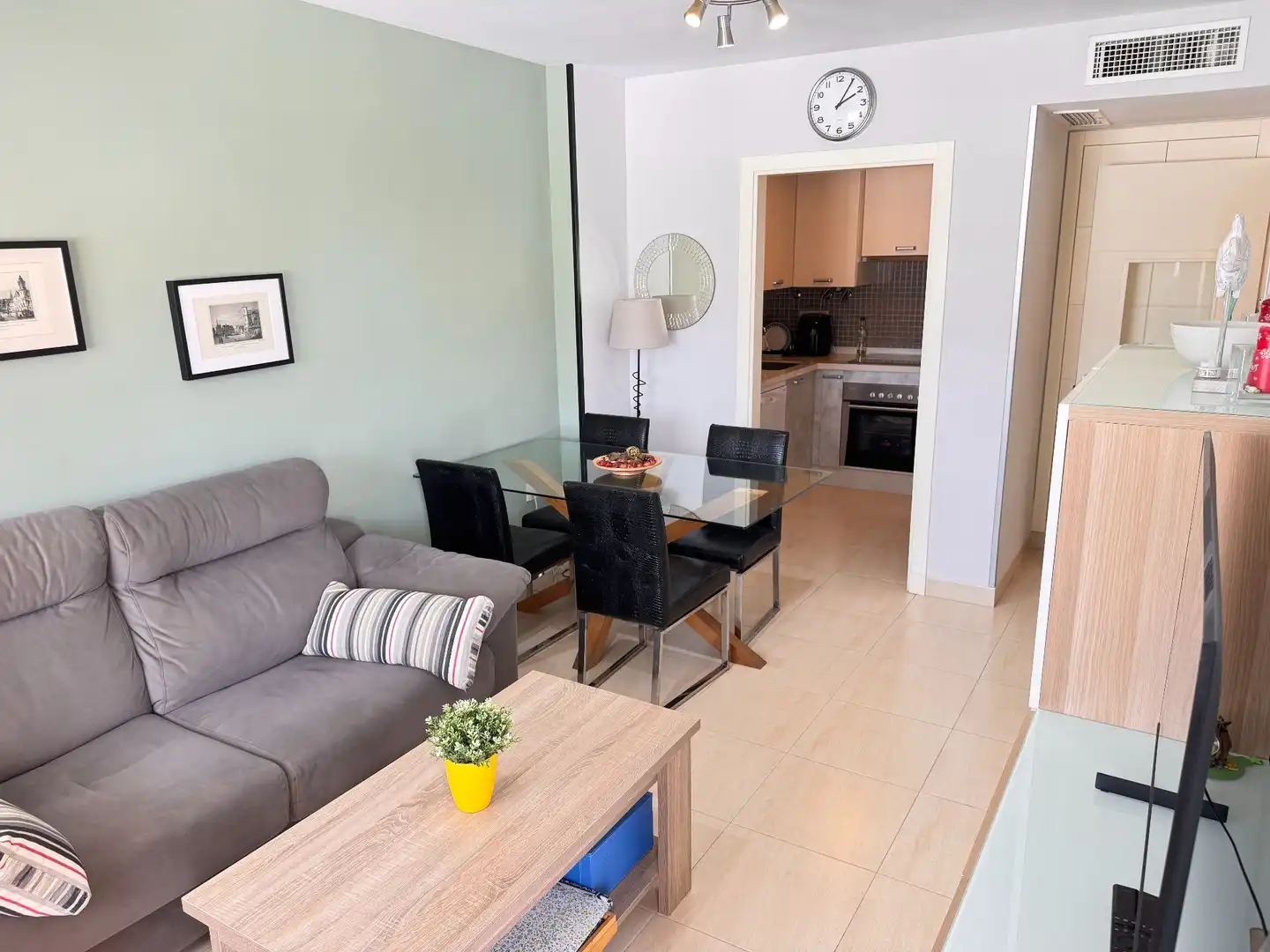 Sala d'estar de Apartament en venda en Roquetas de Mar amb Aire condicionat, Terrassa i Moblat