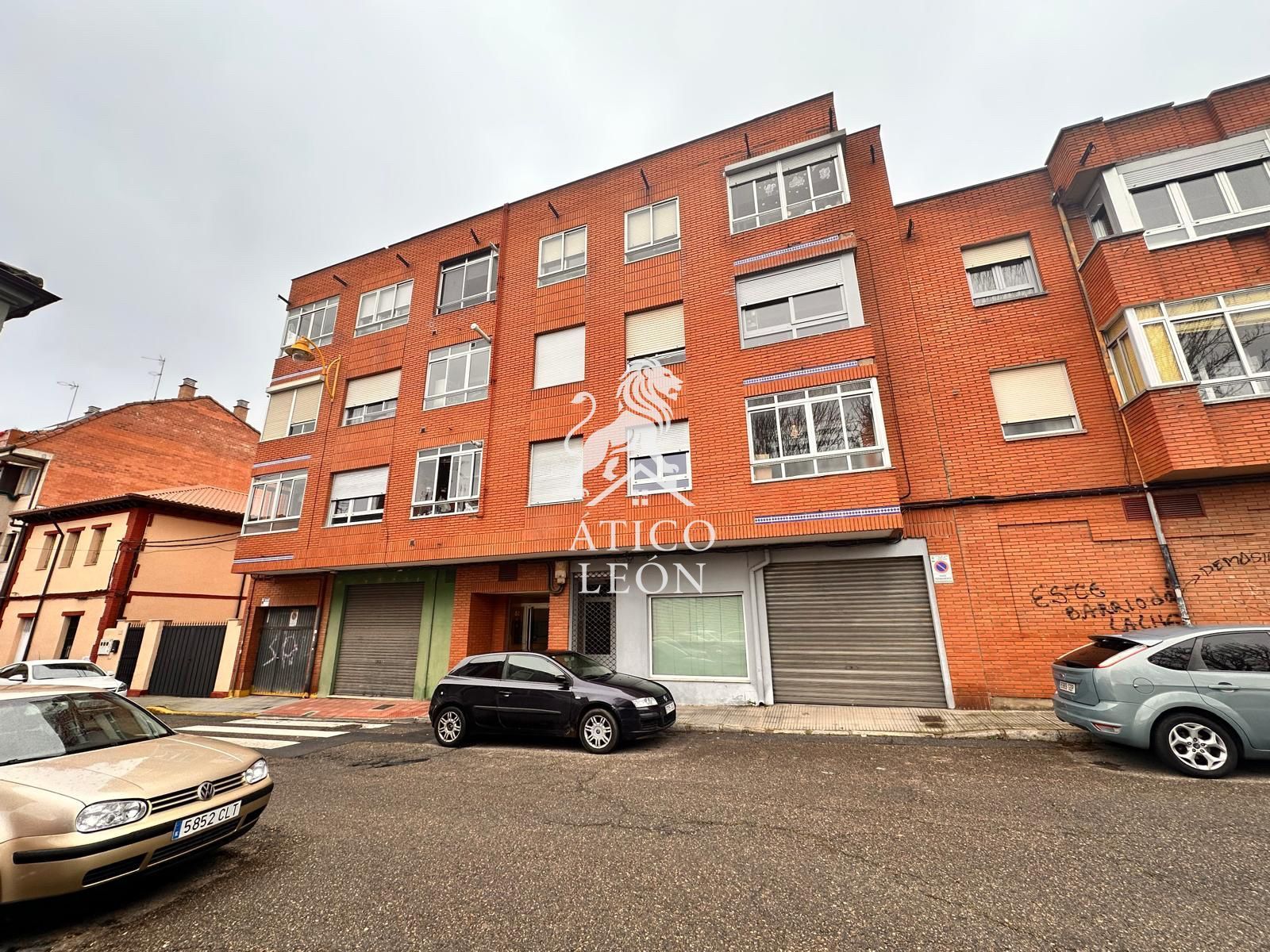 Vista exterior de Apartament en venda en León Capital  amb Calefacció i Terrassa