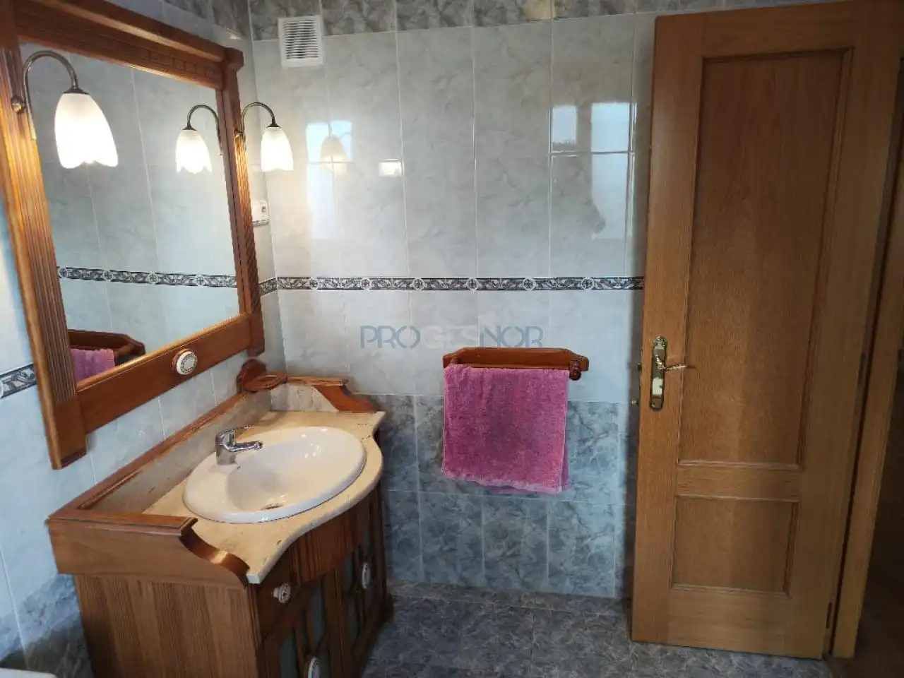 Bany de Casa adosada en venda en Valdefresno amb Calefacció, Jardí privat i Parquet