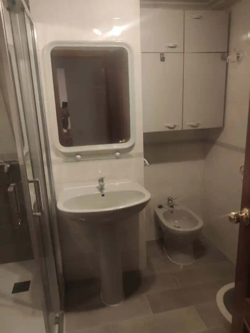Badezimmer von Wohnung zur untervermieten in Toledo mit Heizung, Parkett und Möbliert