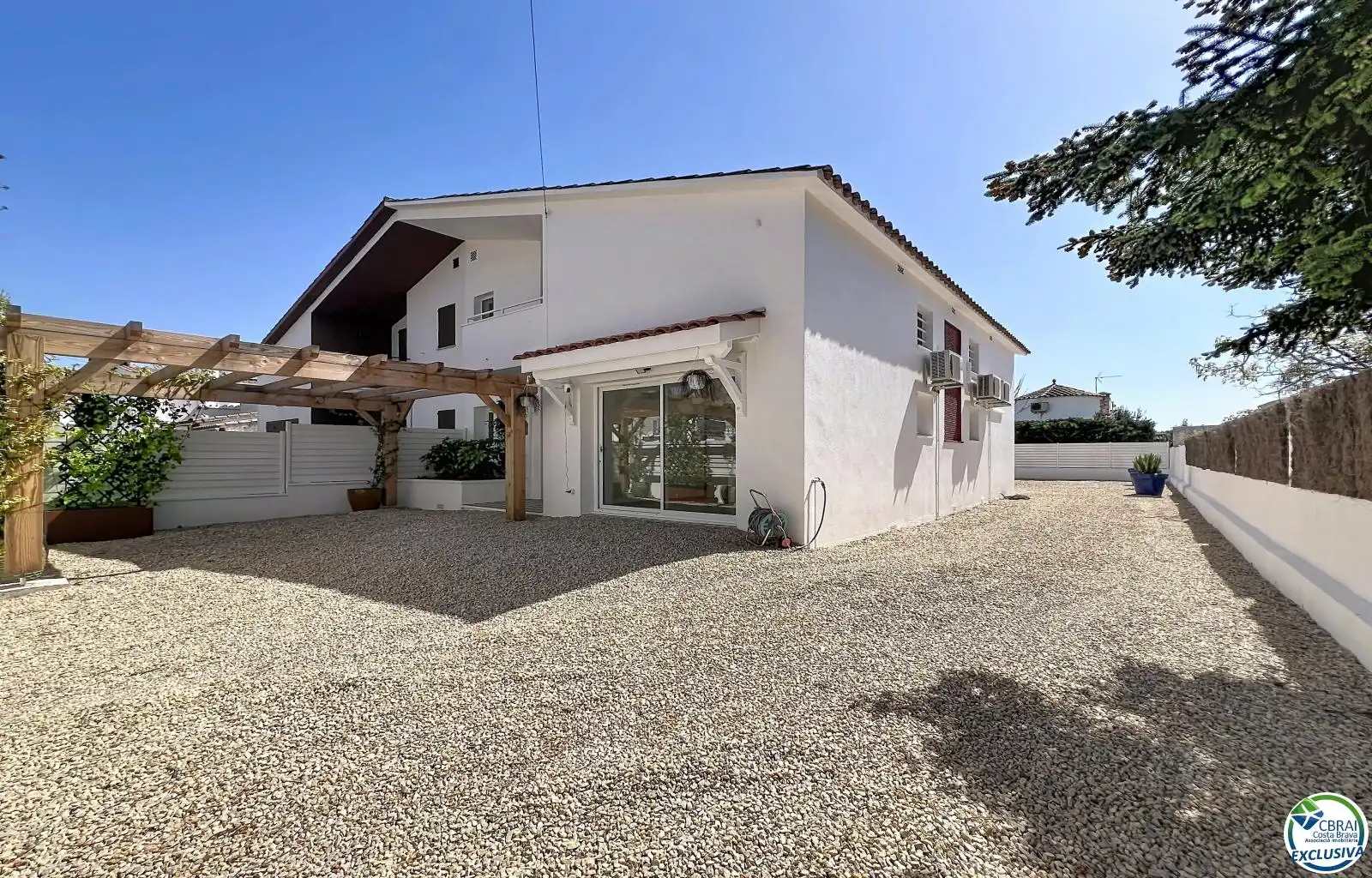 Vista exterior de Casa o xalet en venda en Empuriabrava amb Aire condicionat i Jardí privat