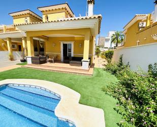 Vista exterior de Casa o xalet en venda en Orihuela amb Aire condicionat i Piscina
