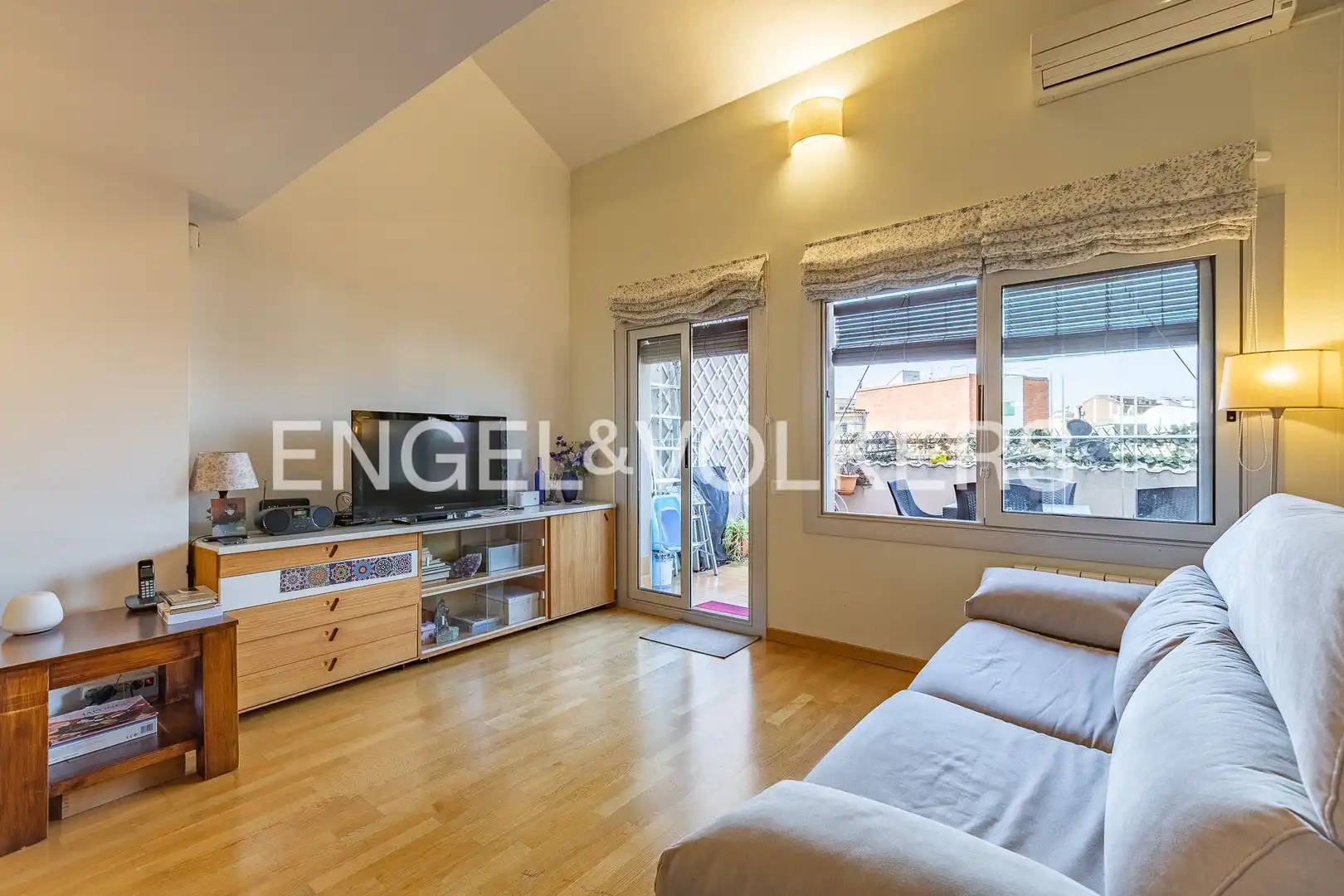 Sala de estar de Ático en venta en Sant Cugat del Vallès con Aire acondicionado, Calefacción y Terraza