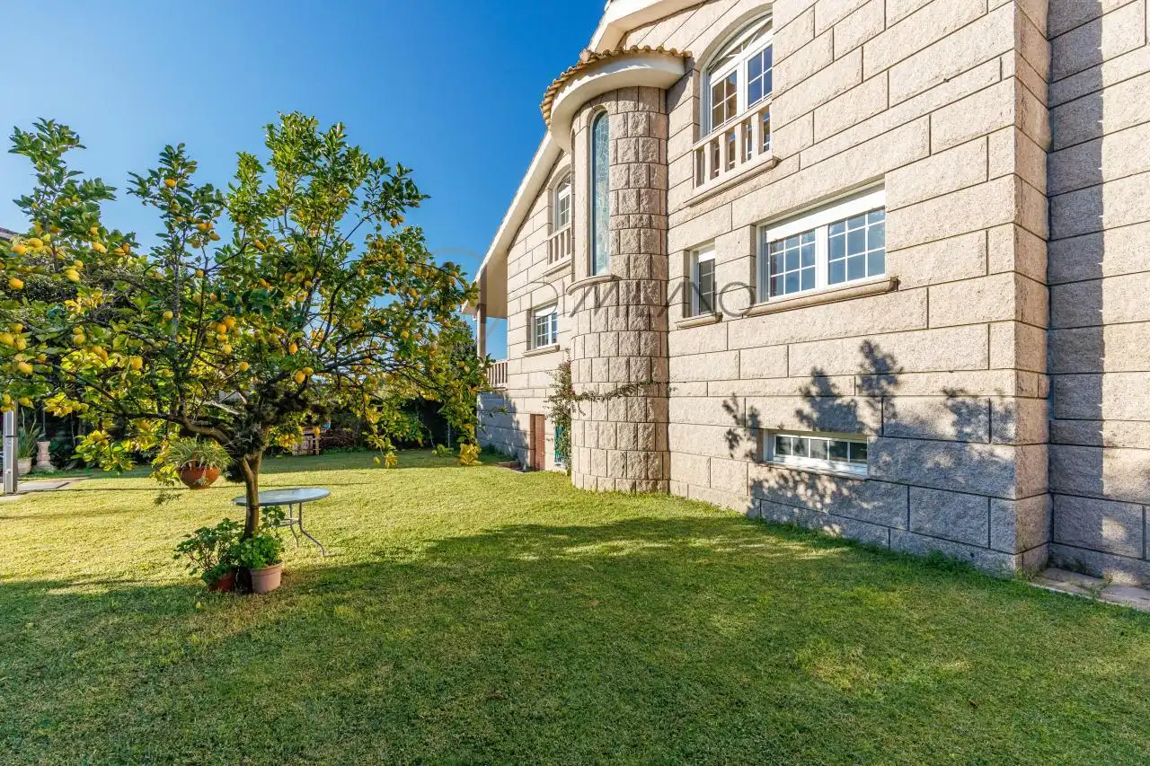 Vista exterior de Casa o xalet en venda en Nigrán amb Calefacció, Jardí privat i Terrassa