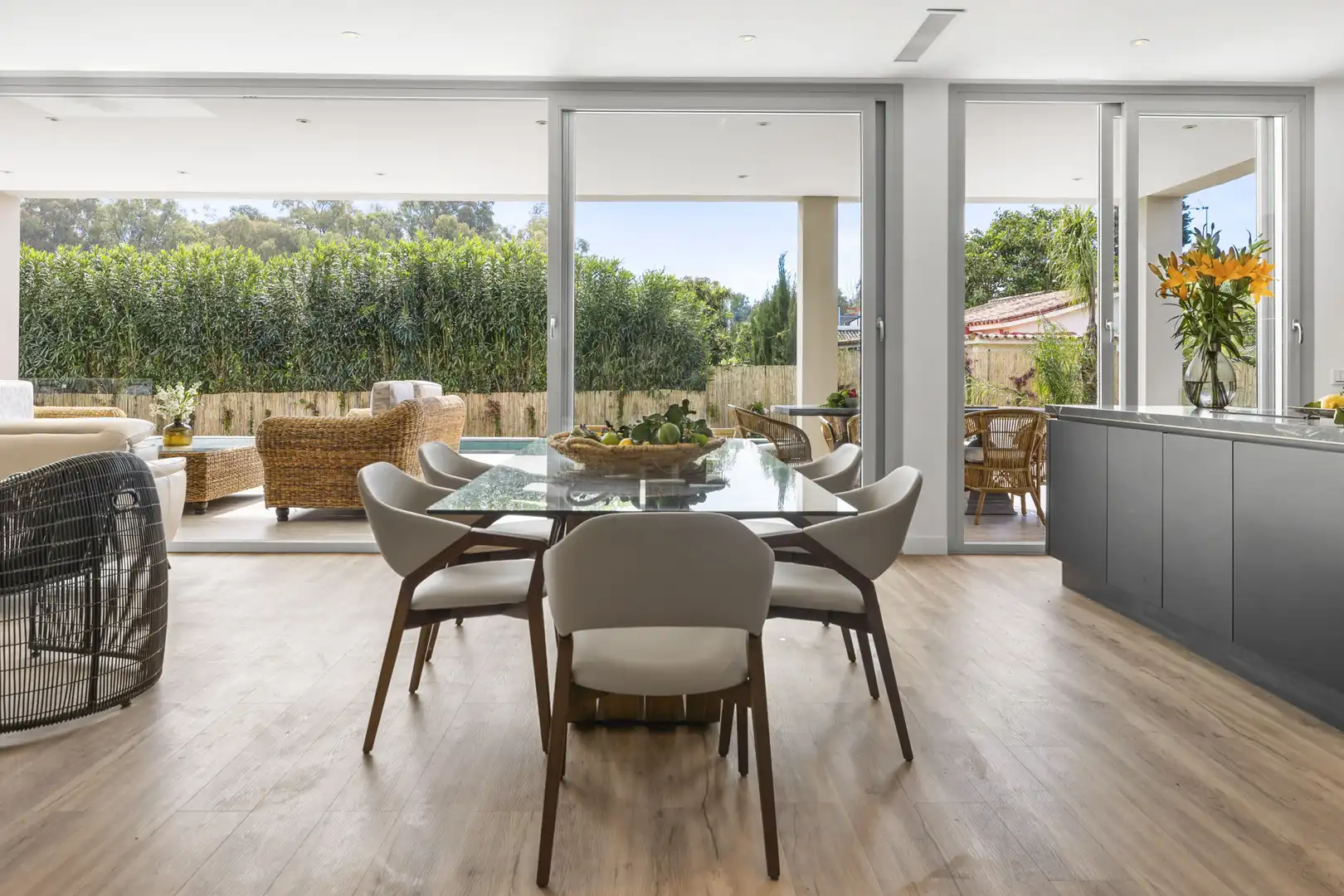 Menjador de Casa o xalet en venda en Marbella amb Aire condicionat, Jardí privat i Terrassa