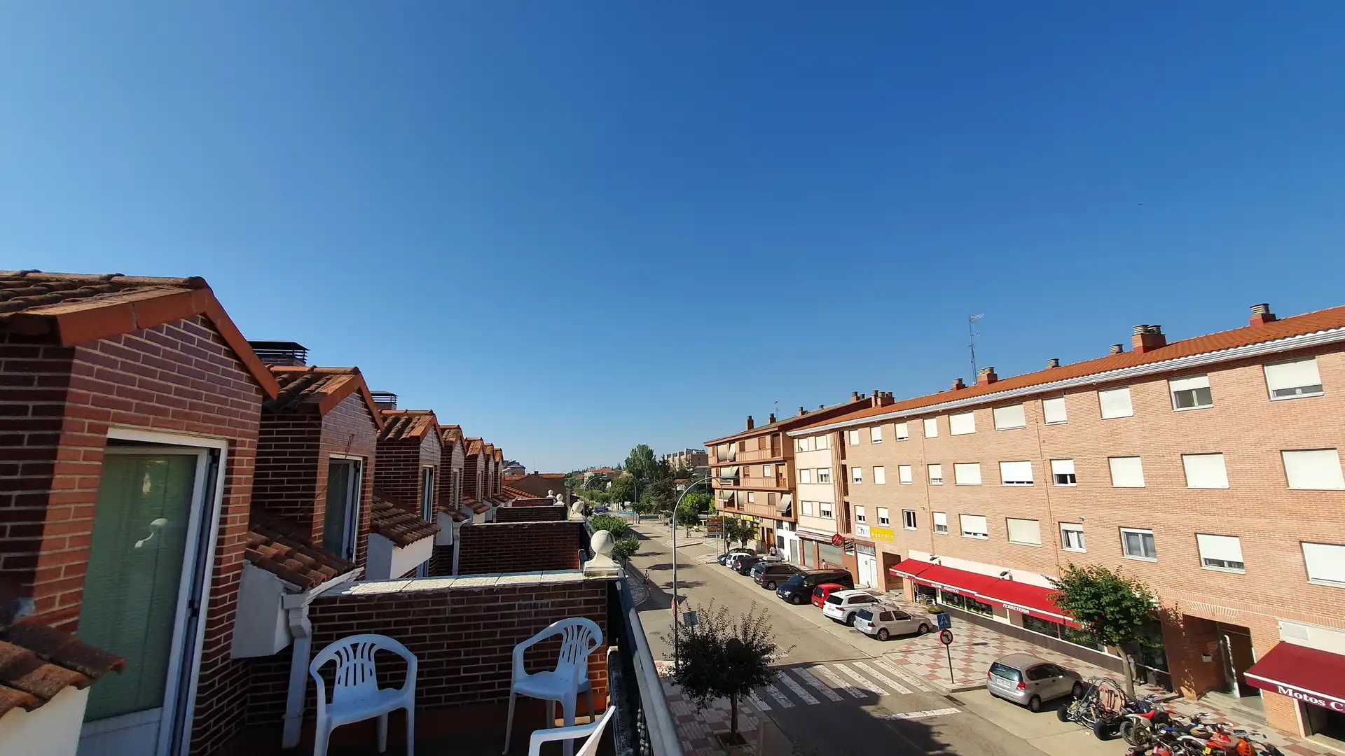 Vista exterior de Casa adosada en venda en Dueñas amb Calefacció, Parquet i Terrassa