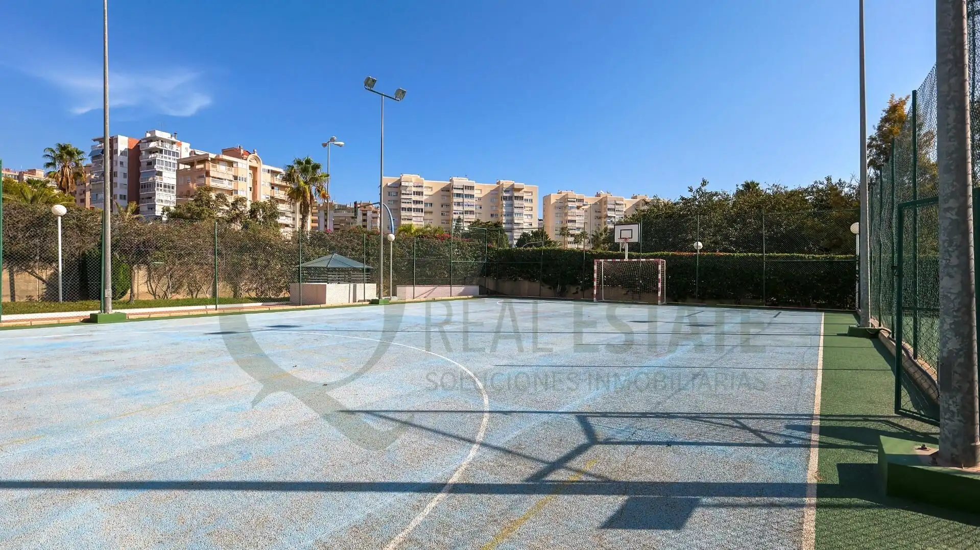Außenansicht von Dachboden zur Miete in Alicante / Alacant mit Klimaanlage, Privatgarten und Terrasse