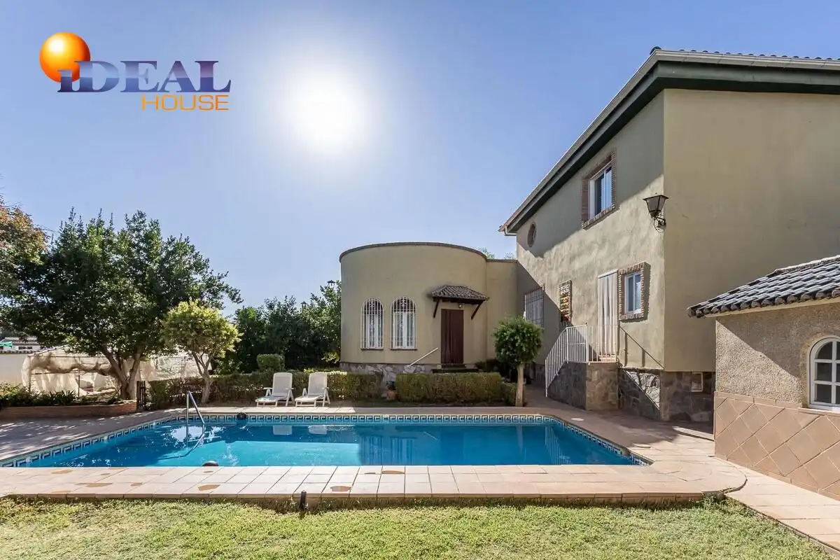 Villa mit Pool zum Verkauf in Residencial Triana - Barrio Alto