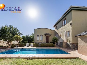 Chalet con piscina en venta en Residencial Triana - Barrio Alto