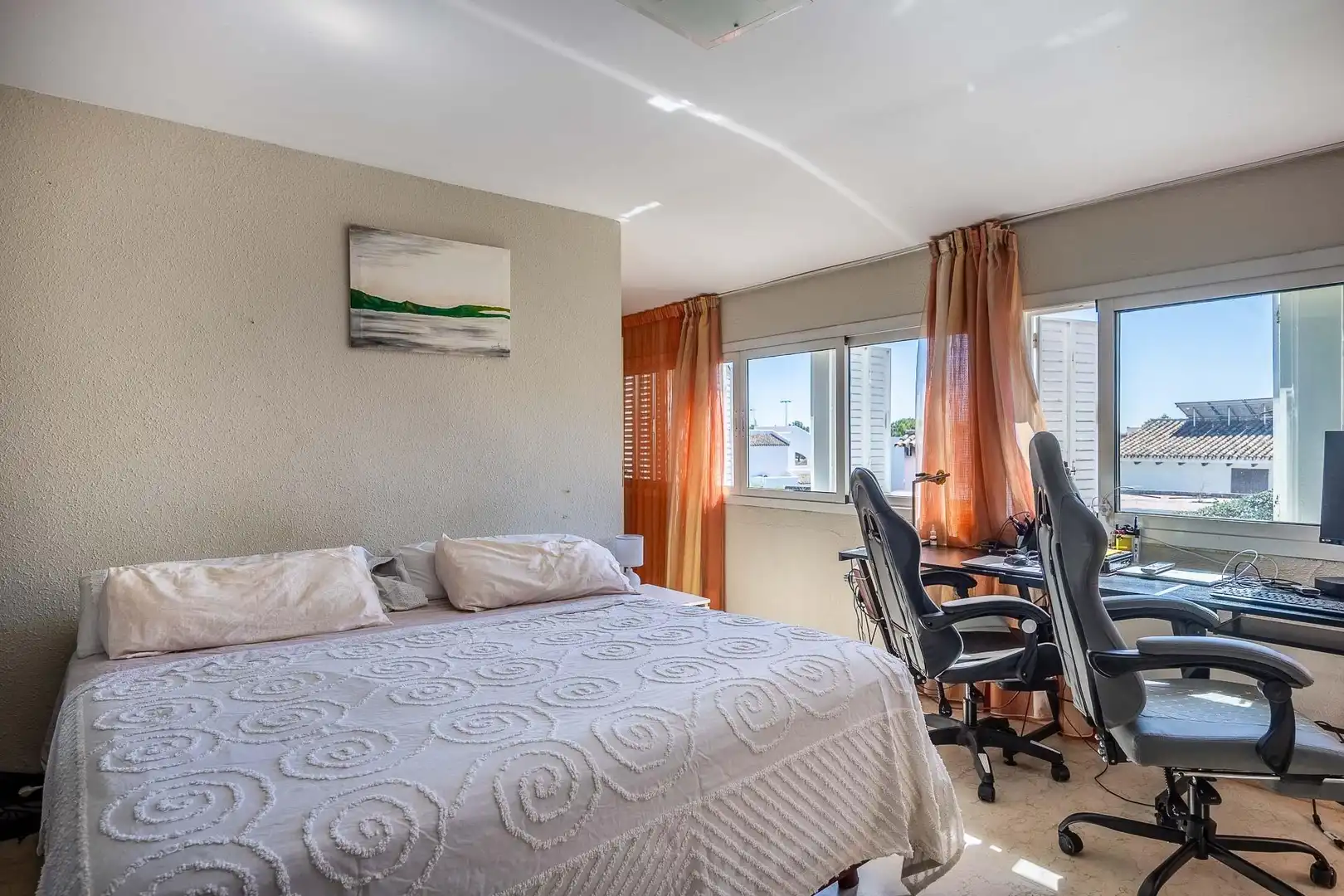 Schlafzimmer von Haus oder Chalet zum Verkauf in Tomares mit Klimaanlage, Heizung und Privatgarten