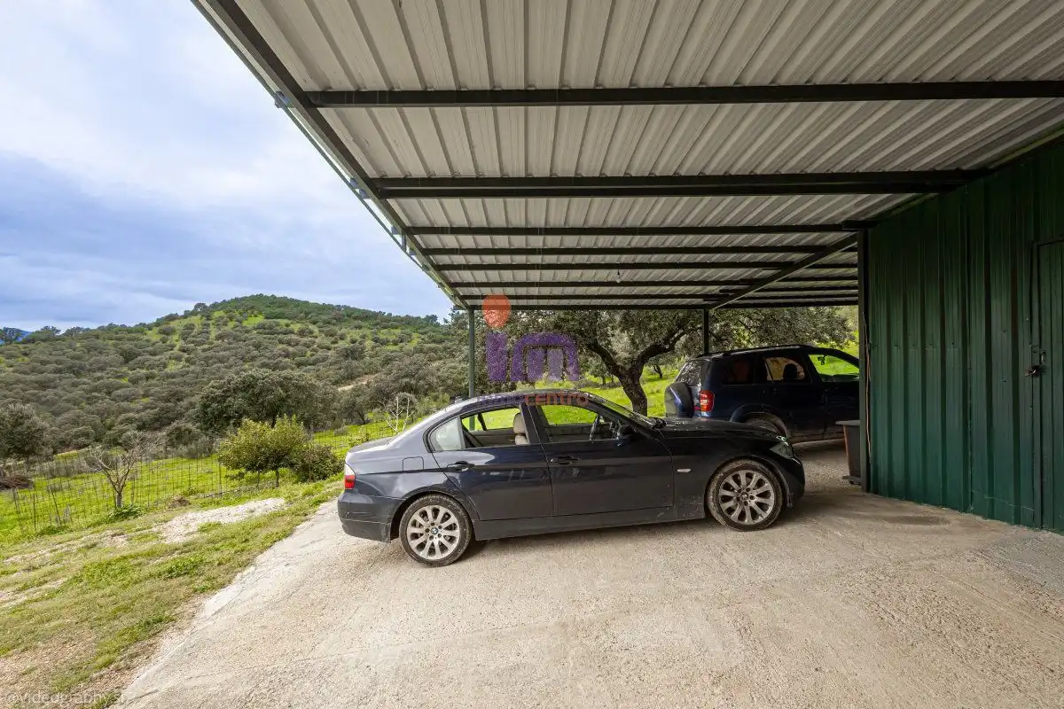 Parking de Finca rústica en venta en San Lorenzo de Calatrava