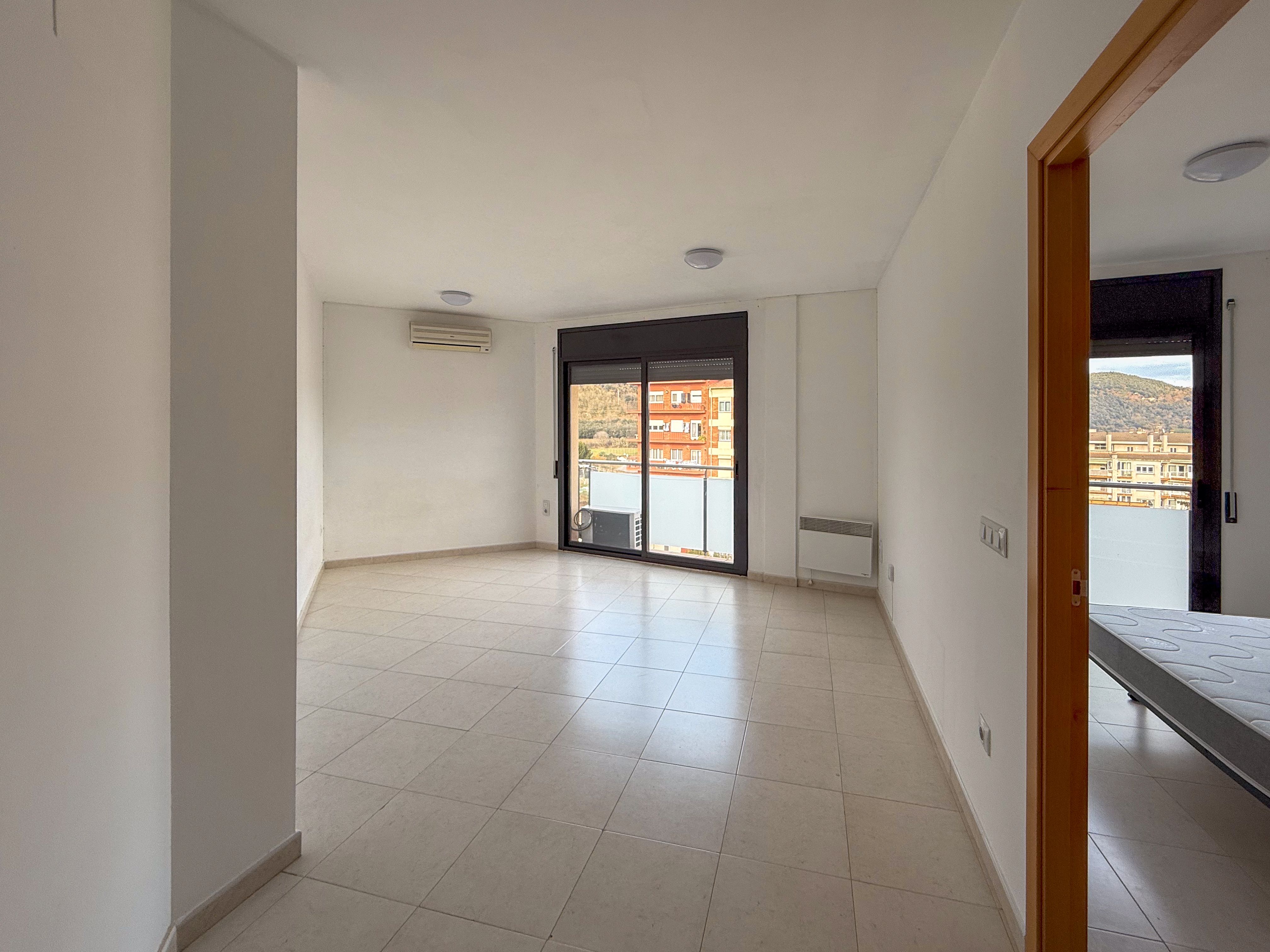 Living room of Flat for sale in Olot  with Air Conditioner, Heating and Balcony