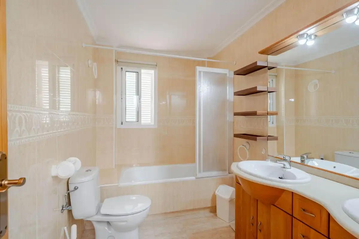 Baño de Dúplex en venta en Santa Pola con Aire acondicionado, Calefacción y Jardín privado