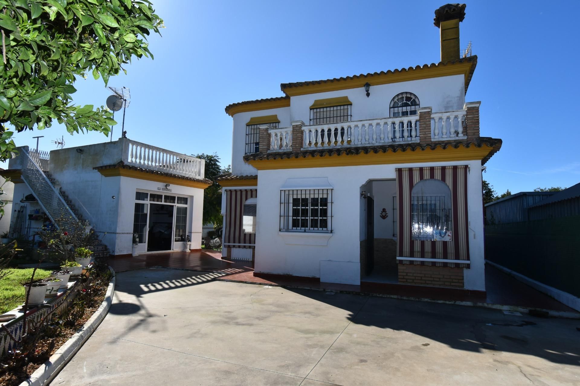 Vista exterior de Casa o xalet en venda en Chiclana de la Frontera amb Aire condicionat, Calefacció i Jardí privat