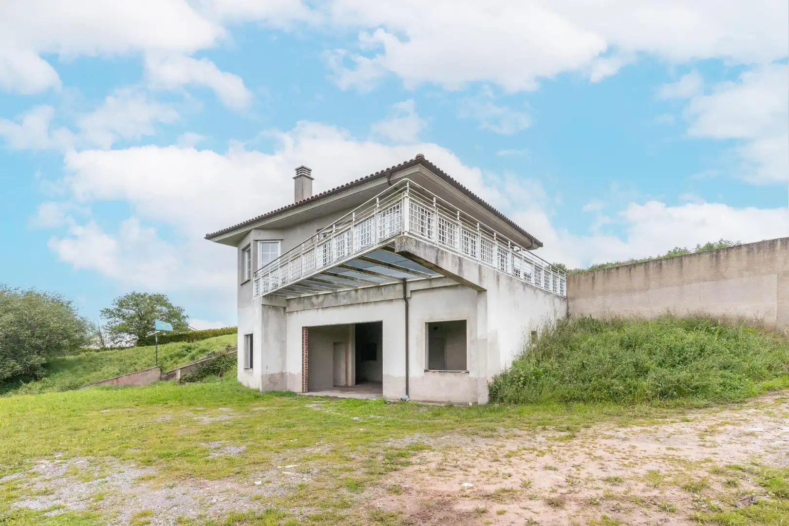 Vista exterior de Casa o xalet en venda en Oviedo  amb Jardí privat, Terrassa i Balcó
