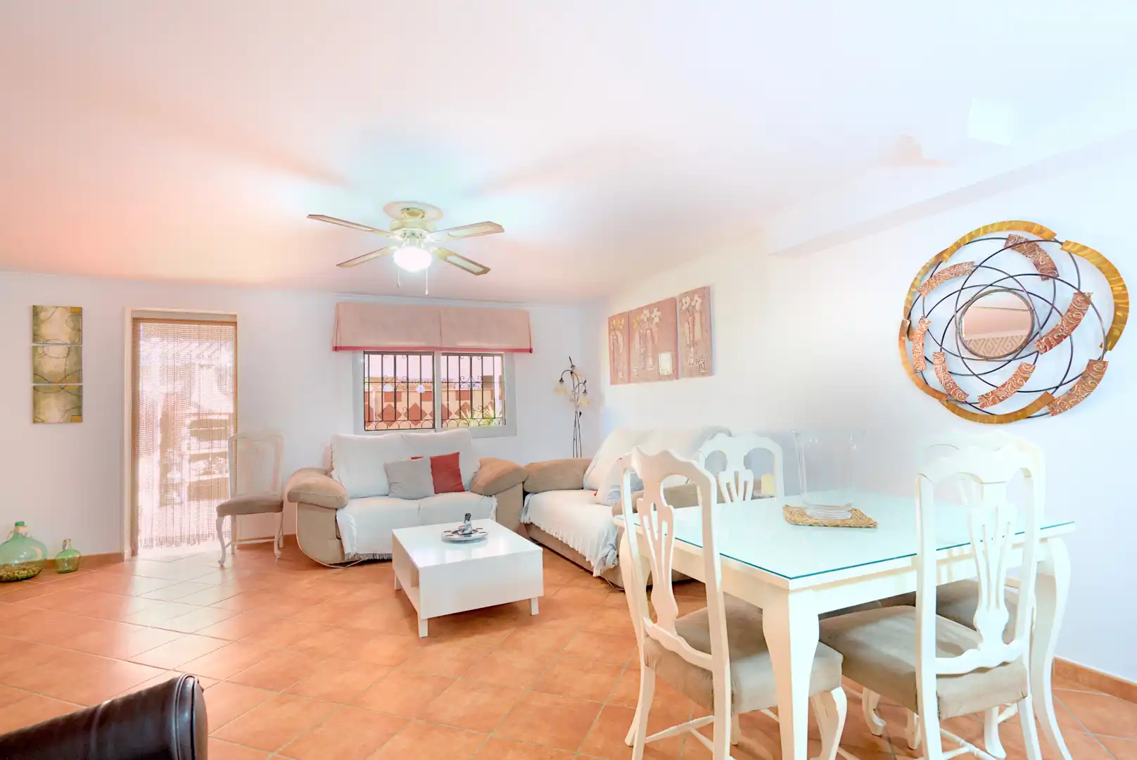 Living room of Houses for sale in Vélez-Málaga  with Air Conditioner, Swimming Pool and Furnished