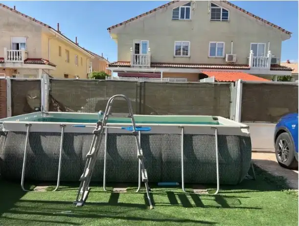 Schwimmbecken von Einfamilien-Reihenhaus zum Verkauf in Los Santos de la Humosa mit Heizung, Privatgarten und Balkon