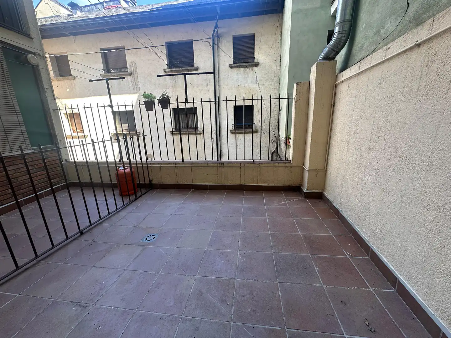 Terrasse von Wohnung zum Verkauf in Sort mit Heizung, Parkett und Möbliert