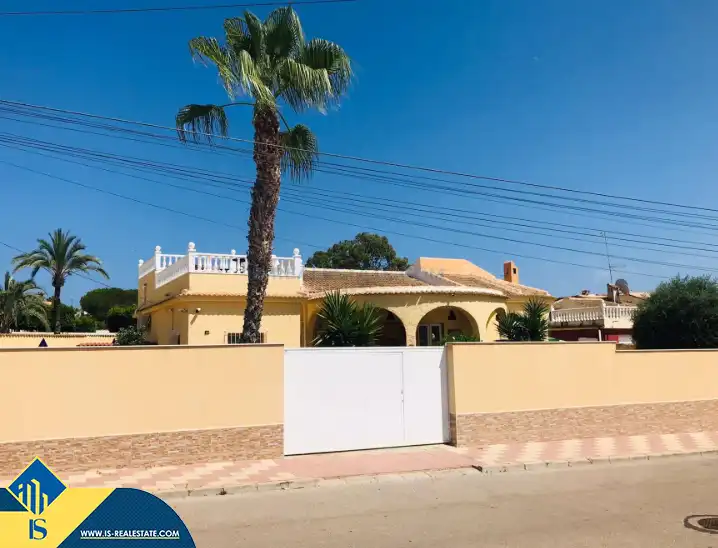 Chalet con piscina en venta en Zona Carrefour - Urbanizaciones, imagen 2