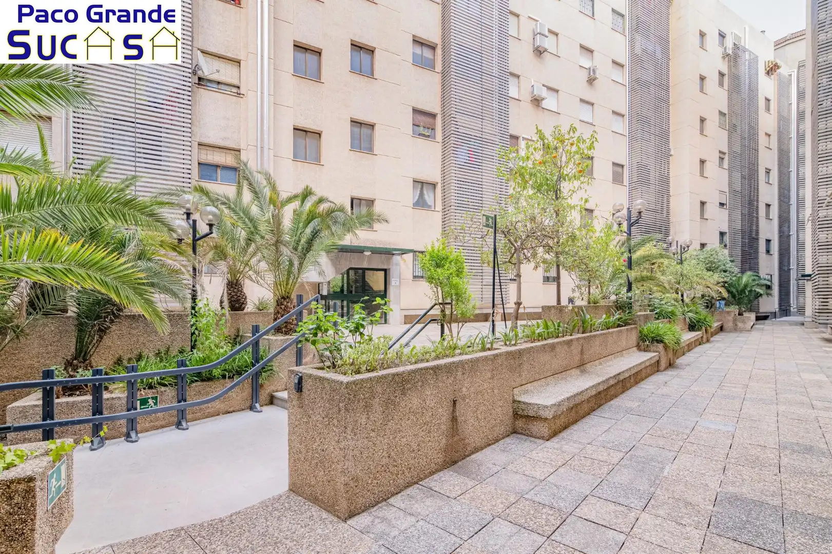 Vista exterior de Pis en venda en Granada amb Calefacció i Moblat