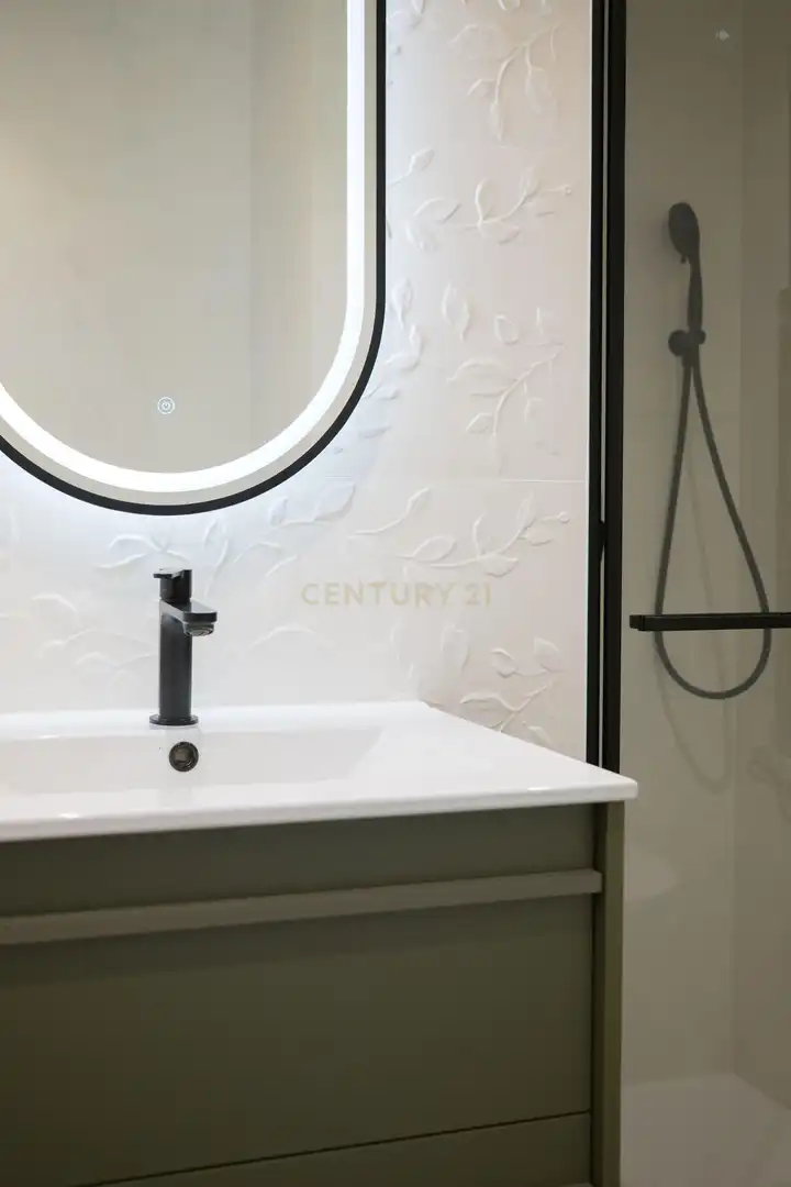 Baño de Apartamento en venta en Madrid con Aire acondicionado, Horno y Lavadora
