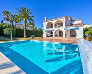 Vista exterior de Casa o xalet de lloguer en Villanueva de Algaidas amb Aire condicionat, Jardí privat i Parquet