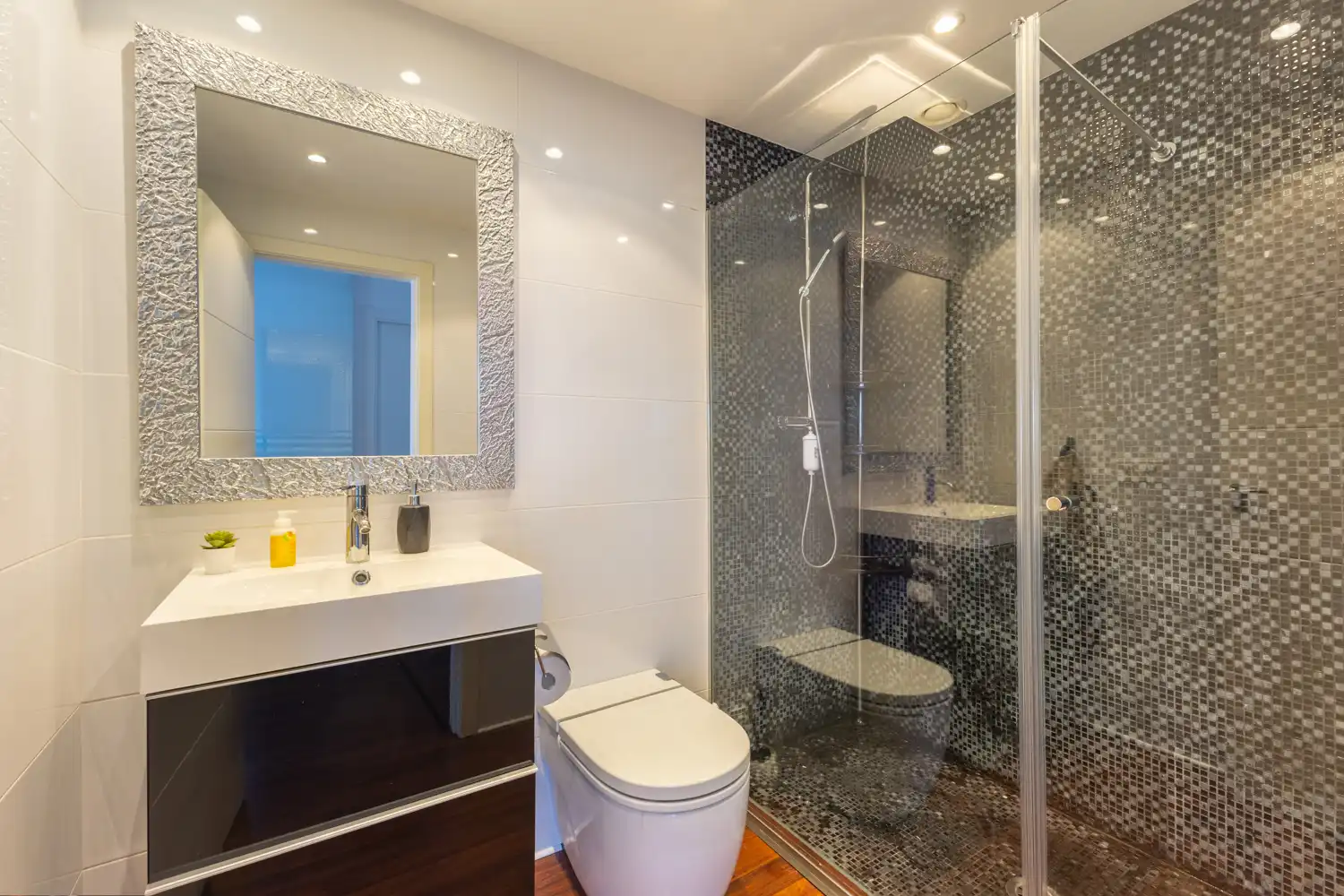 Bathroom of Attic for rent in Valencia  with Air Conditioner, Heating and Parquet flooring
