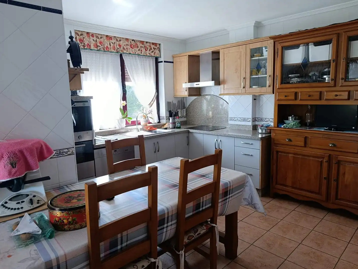 Cuina de Casa o xalet en venda en San Andrés del Rabanedo amb Calefacció, Jardí privat i Terrassa