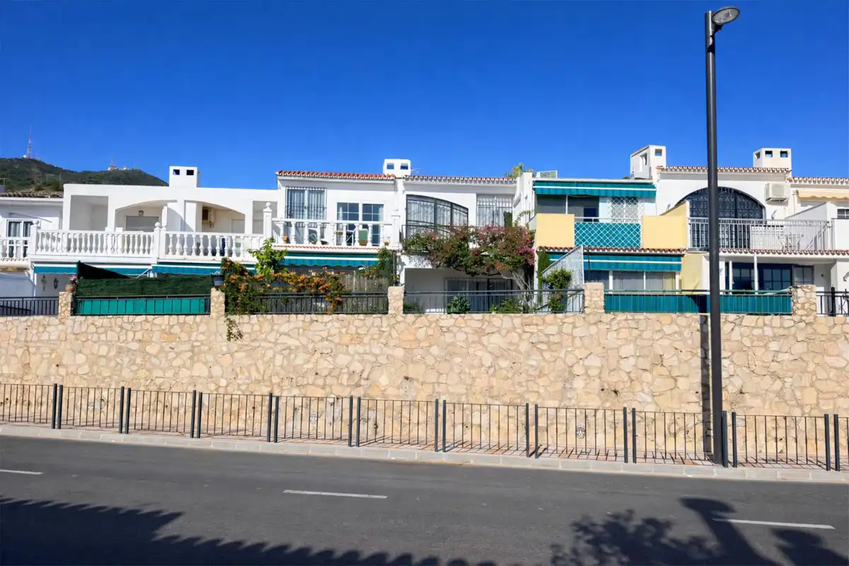Außenansicht von Einfamilien-Reihenhaus zum Verkauf in Benalmádena mit Klimaanlage, Terrasse und Gemeinschaftspool