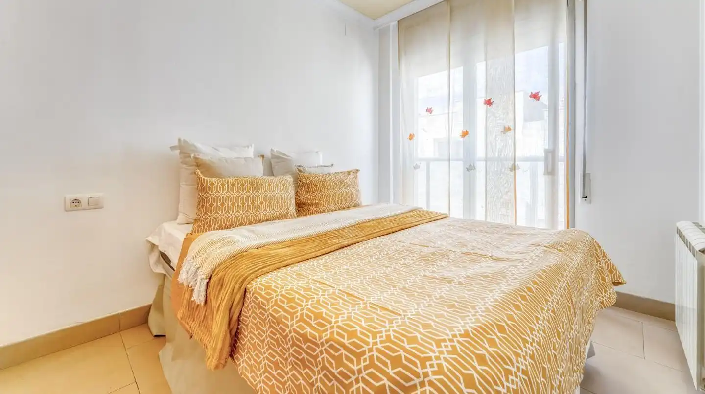 Schlafzimmer von Dachboden zum Verkauf in Cambrils mit Heizung, Terrasse und Balkon