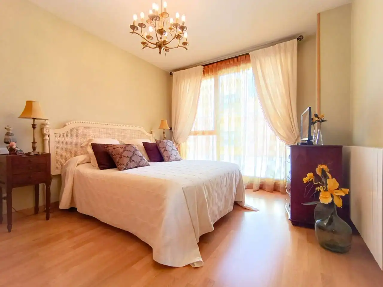 Dormitori de Casa o xalet en venda en Burgos amb Calefacció, Jardí privat i Parquet