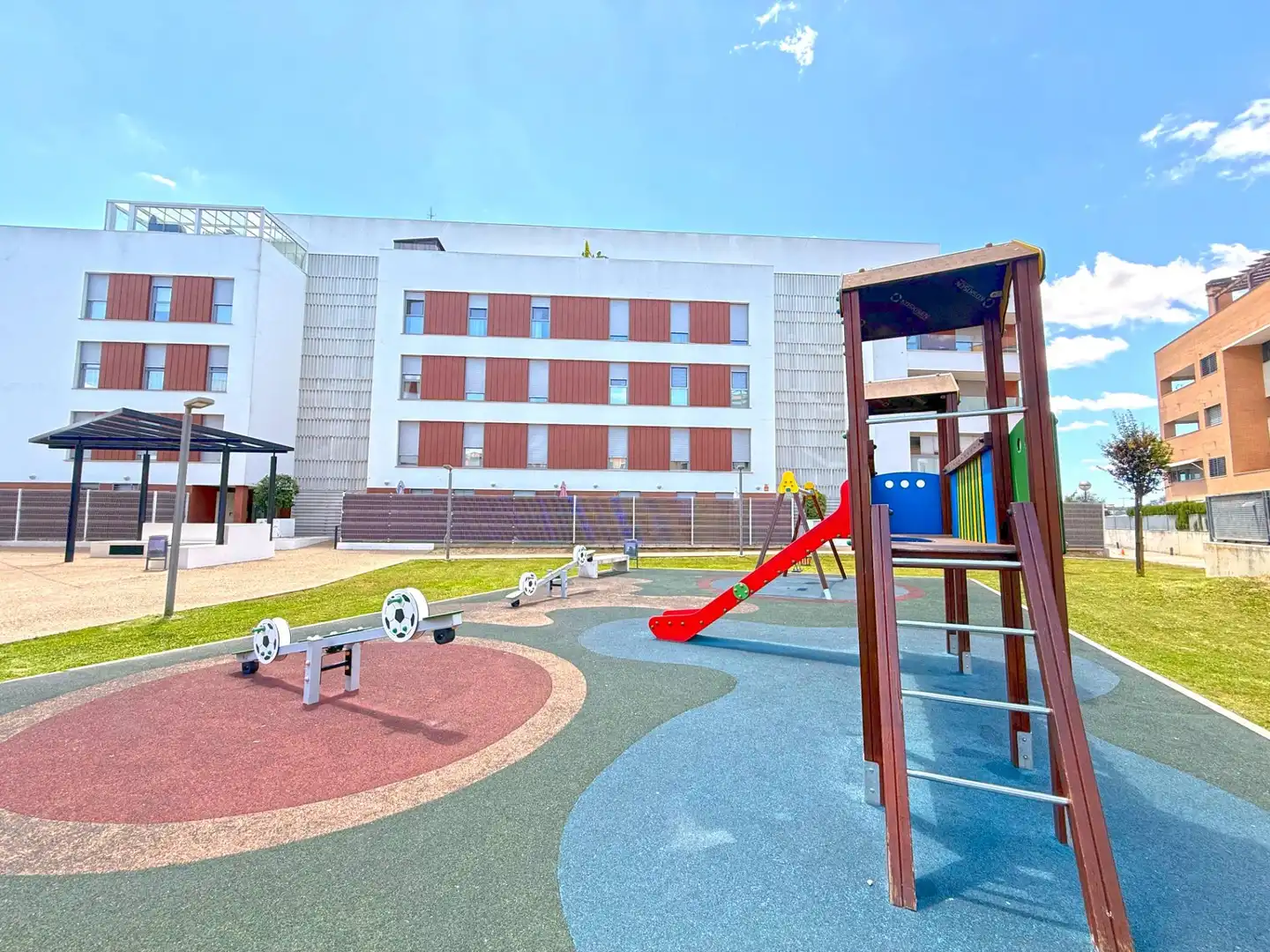 Vista exterior de Piso en venta en Mairena del Aljarafe con Piscina comunitaria