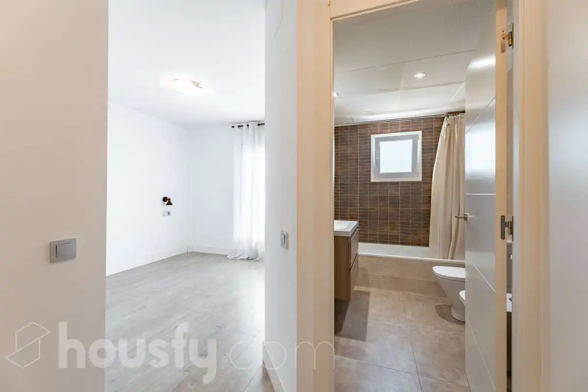 Badezimmer von Wohnung zum Verkauf in Castelldefels mit Klimaanlage, Heizung und Balkon