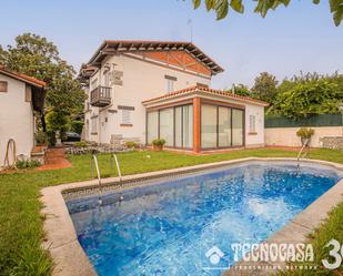 Exterior view of Country house for sale in Premià de Mar  with Terrace, Swimming Pool and Balcony