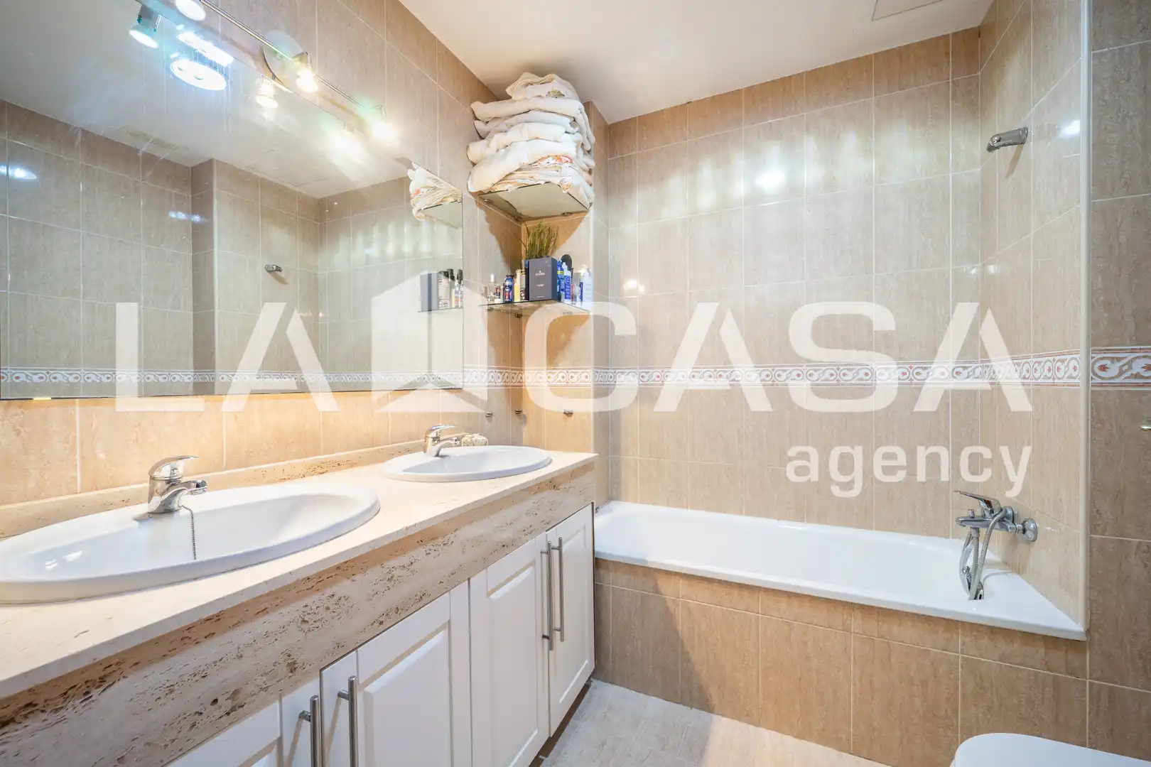 Baño de Casa adosada en venta en Dos Hermanas con Aire acondicionado, Terraza y Trastero