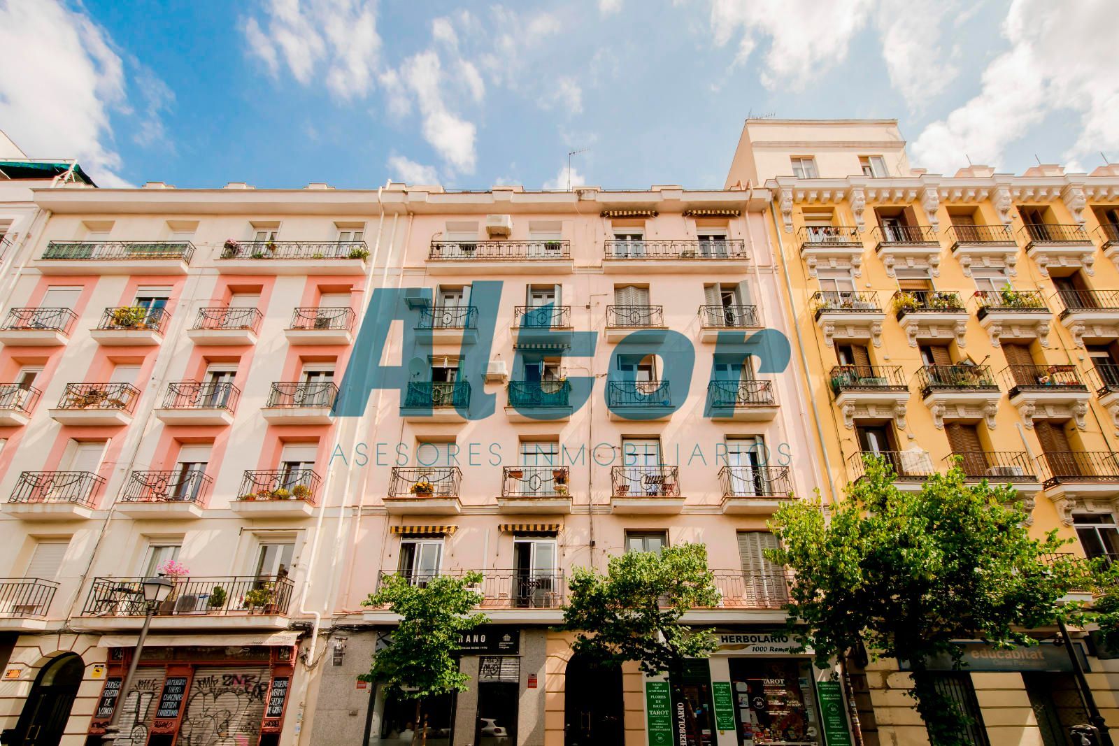 Vista exterior de Pis en venda en  Madrid Capital amb Calefacció i Alarma