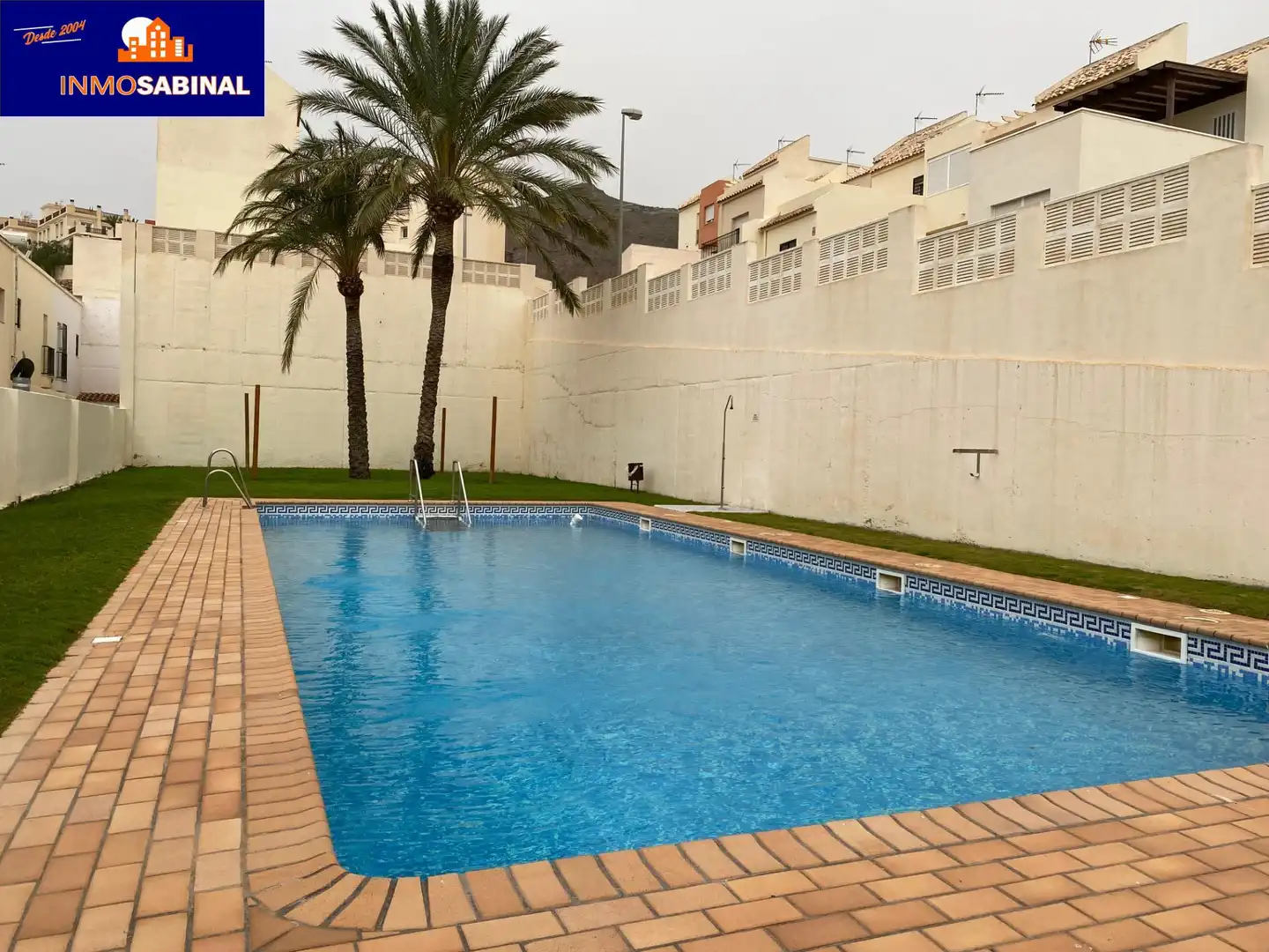Piscina de Casa adosada en venda en Roquetas de Mar amb Aire condicionat, Calefacció i Terrassa