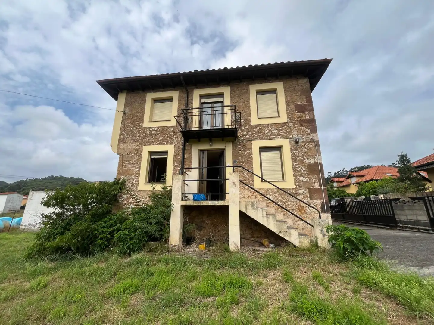 Vista exterior de Casa o xalet en venda en Camargo amb Calefacció, Jardí privat i Traster