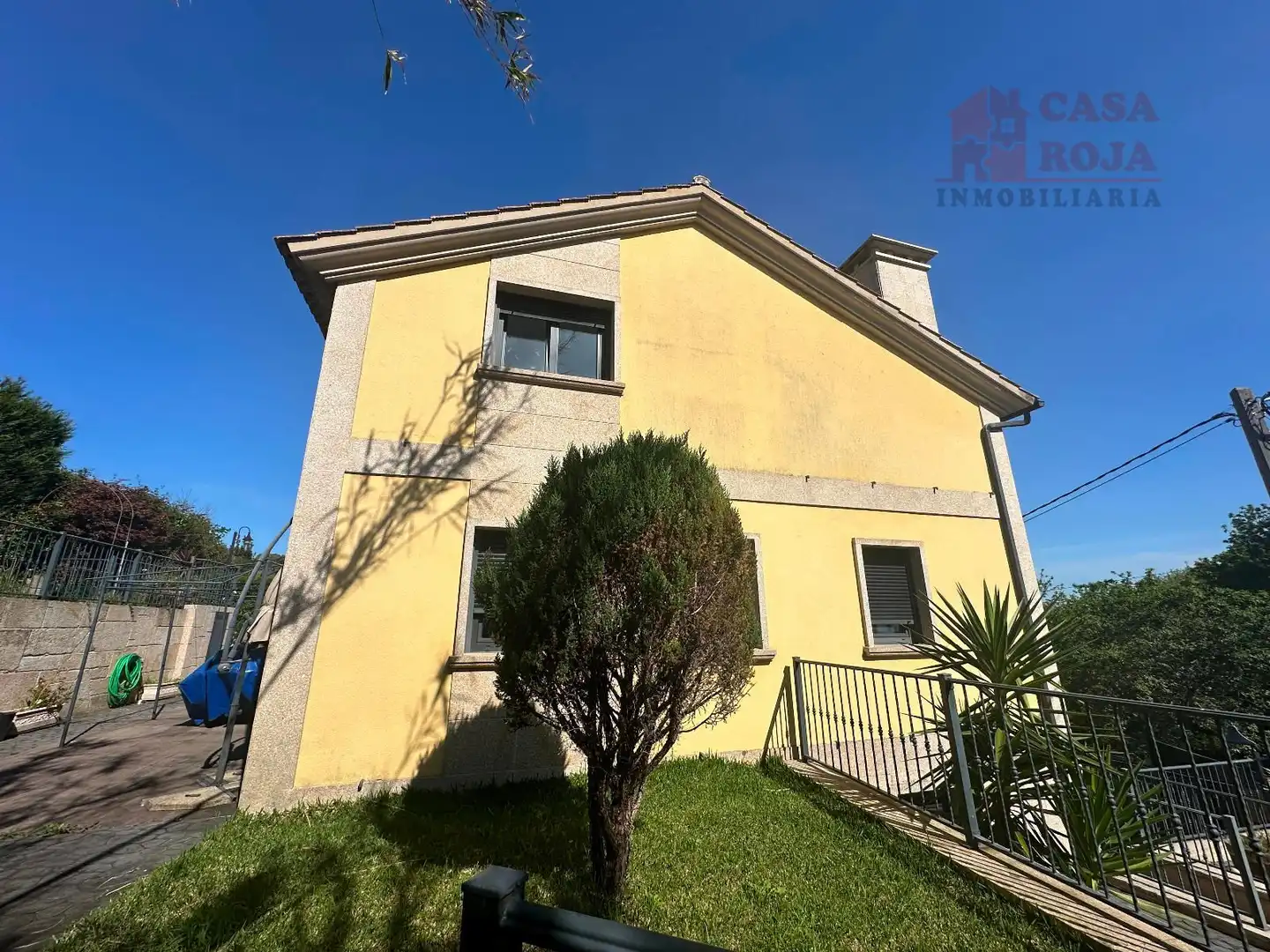 Vista exterior de Casa o xalet en venda en Cangas  amb Calefacció, Terrassa i Traster