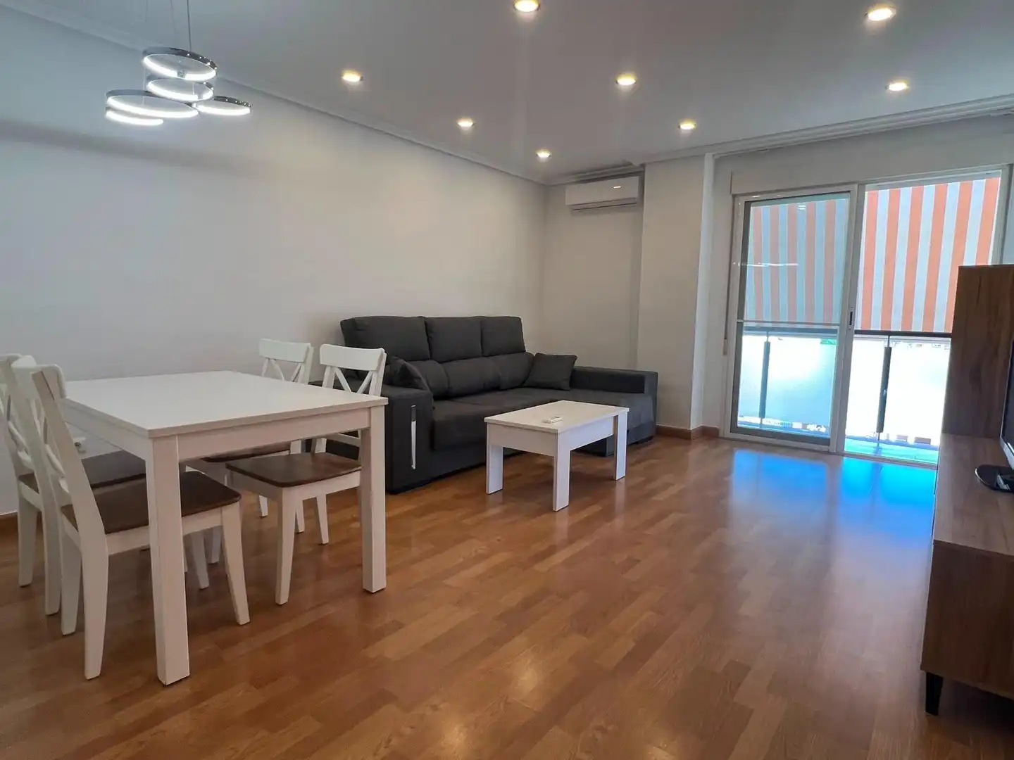 Sala d'estar de Pis de lloguer en Elche / Elx amb Moblat, Balcó i Piscina comunitària