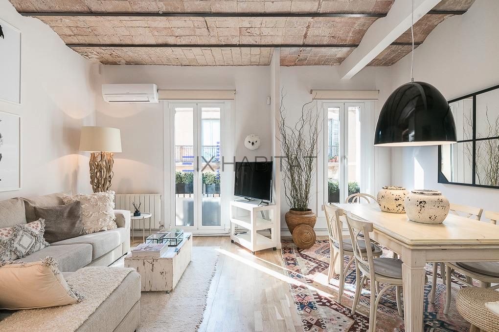 Living room of Flat to rent in  Barcelona Capital  with Air Conditioner, Heating and Parquet flooring